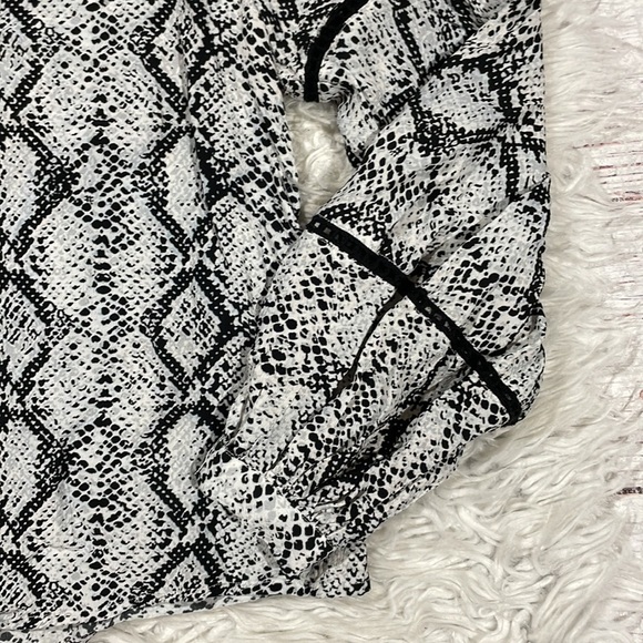 Bl^nk London Anthropologie White Black Python Snake Blouse - Picture 8 of 10